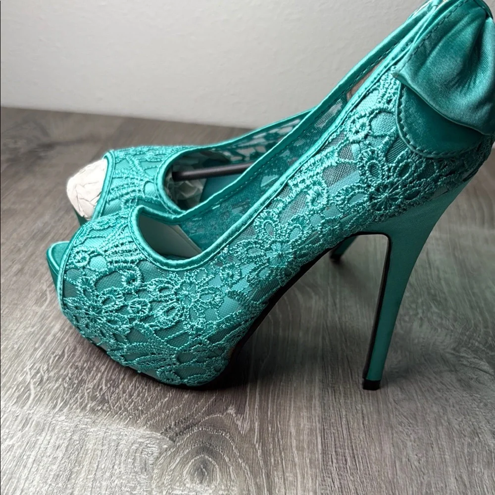 Elegant Green Lace High Heels - Picture 3 of 6